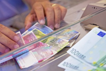 Francul, în galop pe piața de la București